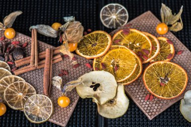 Narenciye meyve ve baharat kauçuk halı üzerinde kurutulmuş