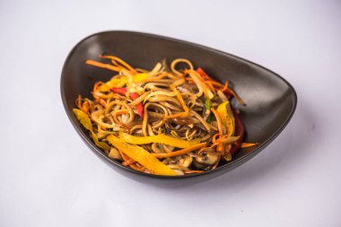 Kase Asya erişte ile tavada sebze beyaz arka plan üzerinde