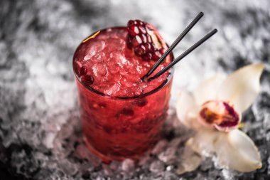 Kokteyl cam buz ile koyu arka plan üzerine Narlı