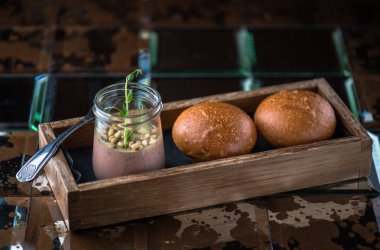 Taze yarıya ekmeği ve aperatif kavanoza ahşap tepsi