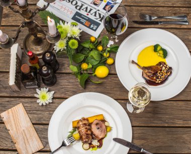 ahşap ayarı tablo et yemekleri ile beyaz tabaklarda servis