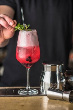 barmen pembe kokteyl cam süsleme el