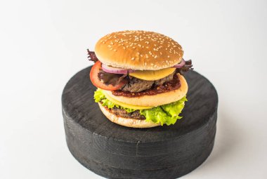 Burger. Beyaz arka plan üzerinde hamburger yakın çekim 