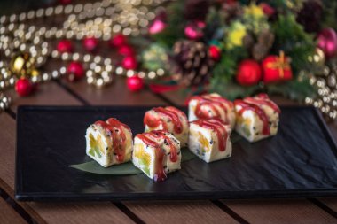 Siyah tabakta Japon geleneksel suşi roll bölümünü