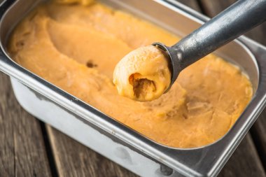 şeftalili dondurma kaşık kap içinde topu