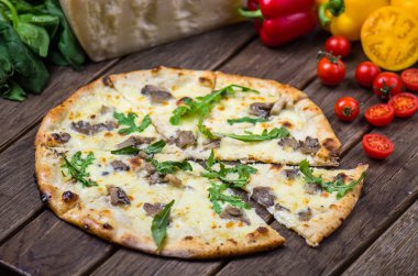 parmesan peyniri, mantar ve roka güzel pişmiş pizza ahşap masa üzerinde görmek