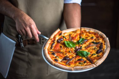 hamsi plaka üzerinde pizza chef taze tutan closeup pişmiş