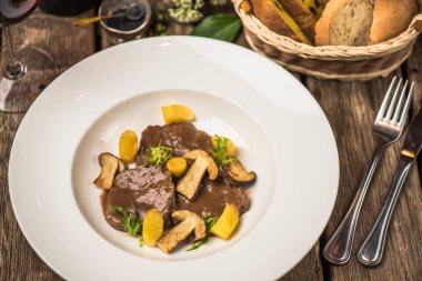 Mantar sos ve patates beyaz tabakta demlenmiş sığır eti