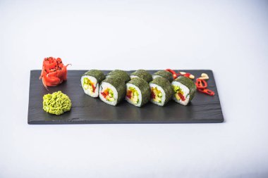 Japon suşi roll kayrak beyaz arka plan üzerinde yılları arasında görev yapmıştır