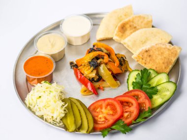 Aperatif tabak kızarmış ve taze sebze, soslar ve beyaz zemin üzerine ekmek