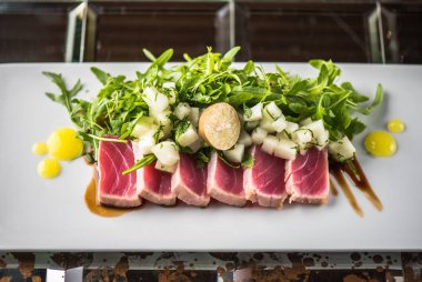 Sebze salatası beyaz tepside servis ile ton balığı taze dilimlenmiş