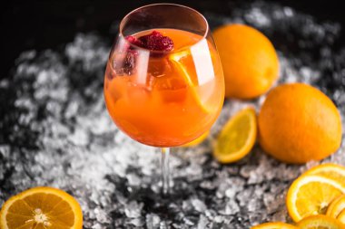 Egzotik tropik kokteyl cam buz ile koyu arka plan üzerinde