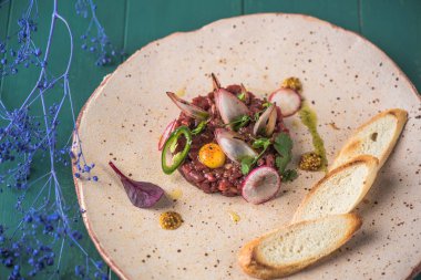 Ahşap masa ekmek ile tepside servis et tartar