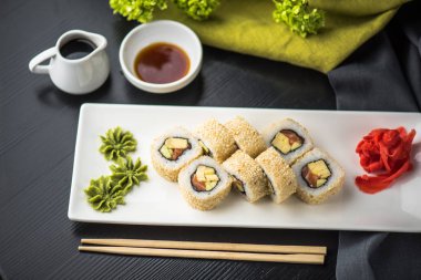 Siyah tabakta Japon geleneksel suşi roll bölümünü