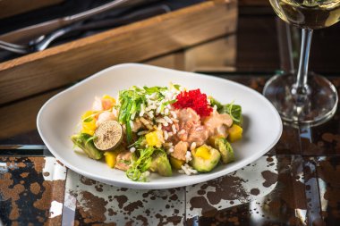 İncelik sebze salatası kadeh beyaz şarap ile koyu arka plan üzerinde tabakta servis