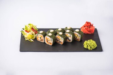 Japon suşi roll kayrak beyaz arka plan üzerinde yılları arasında görev yapmıştır