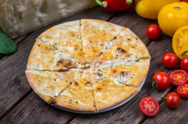 Ahşap masa üzerinde plaka üzerinde İtalyan pizza peyniri ve krema sos ile servis