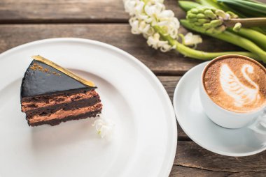 Parça çikolatalı kek ve kahve çiçekli ahşap tablo