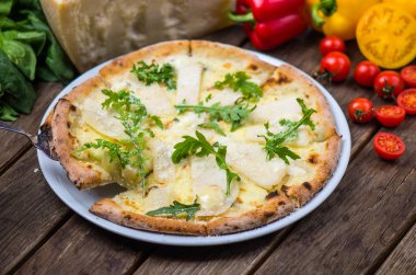 roka ile güzel pişmiş pizza ahşap masa üzerinde görmek