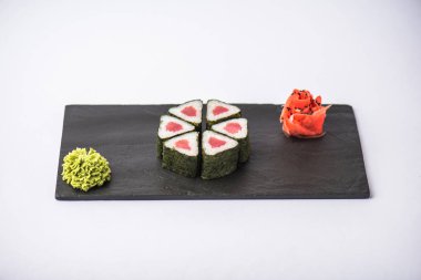 Suşi rulo ile kayrak beyaz zemin üzerine alınarak ton balığı