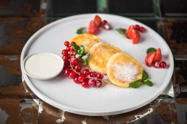 taze çilek ile beyaz tabakta krem peynirli börek