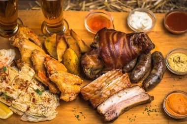 Domuz, tavuk ve sos ile servis et ahşap tahta