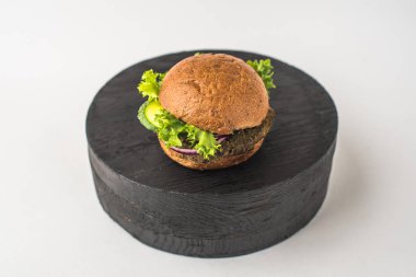 Burger. Beyaz arka plan üzerinde hamburger yakın çekim 
