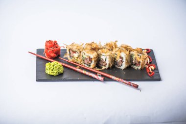 Japon suşi roll kayrak beyaz arka plan üzerinde yılları arasında görev yapmıştır