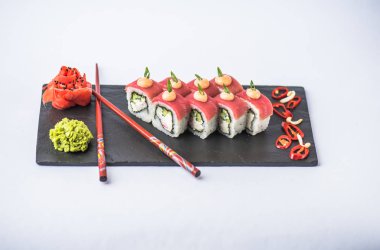 Japon suşi rulo ile kayrak beyaz zemin üzerine alınarak ton balıklı