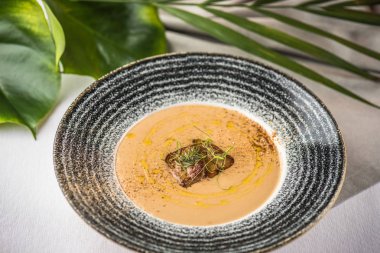 Etli sebze krem çorbası plaka servis