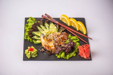 Beyaz arka planda arduvaz üzerinde taze Japon deniz ürünleri sashimi