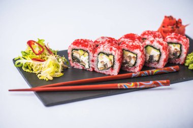 Japon suşi roll kayrak beyaz arka plan üzerinde yılları arasında görev yapmıştır