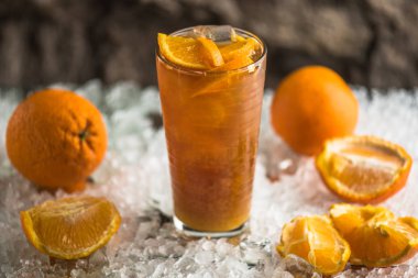 Tropikal egzotik kokteyl cam buz üzerinde turuncu ile