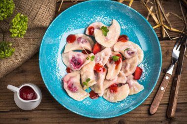 Mavi tabakta çilek ve reçel ile tatlı köfte