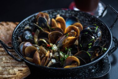 Soslu midye siyah kase ekmek ile servis