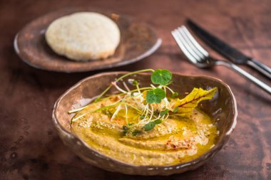 Kahverengi masa üzerinde kase taze lahanası ile süslenmiş aperatif DIP