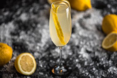 Buz ile koyu arka planda limon suyu ile cam kokteyl