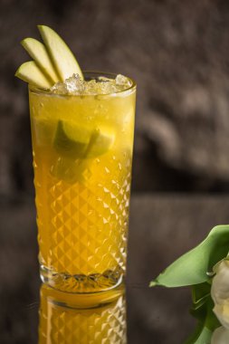 Kokteyl cam koyu arka plan üzerinde apple ile