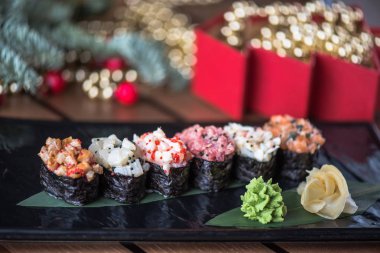 Siyah tabakta Japon geleneksel suşi roll bölümünü