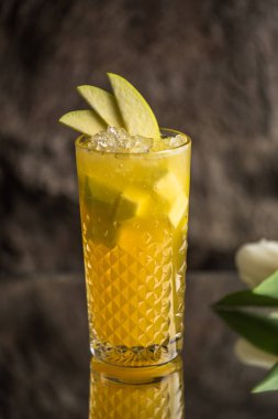 Kokteyl cam koyu arka plan üzerinde apple ile