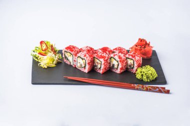 Japon suşi roll kayrak beyaz arka plan üzerinde yılları arasında görev yapmıştır