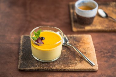 Gemide cam çay kaşığı tatlı meyve mousse