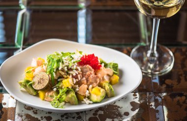 İncelik sebze salatası kadeh beyaz şarap ile koyu arka plan üzerinde tabakta servis