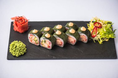 Japon suşi roll kayrak beyaz arka plan üzerinde yılları arasında görev yapmıştır