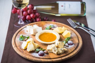 Peynir meze beyaz şarap ile tabloda bal ile yönetim kurulu