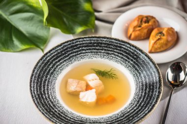 Balık suyu arka plan üzerinde oyuncak rulo ile plaka servis