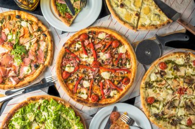 Masaya servis farklı İtalyan pizza