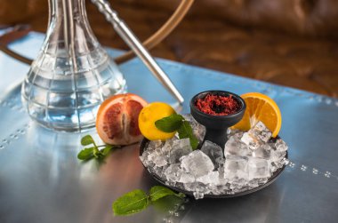 Metal yüzeyde meyve, buz ve tütün ile geleneksel Arap nargile