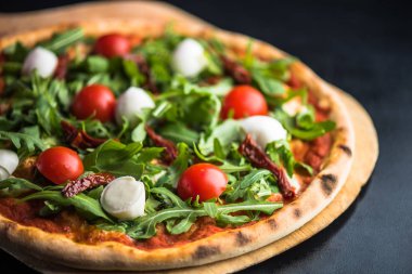 Pizza taze domates, roka ve mozzarella peyniri ahşap 