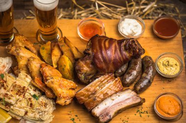 Domuz, tavuk ve sos ile servis et ahşap tahta